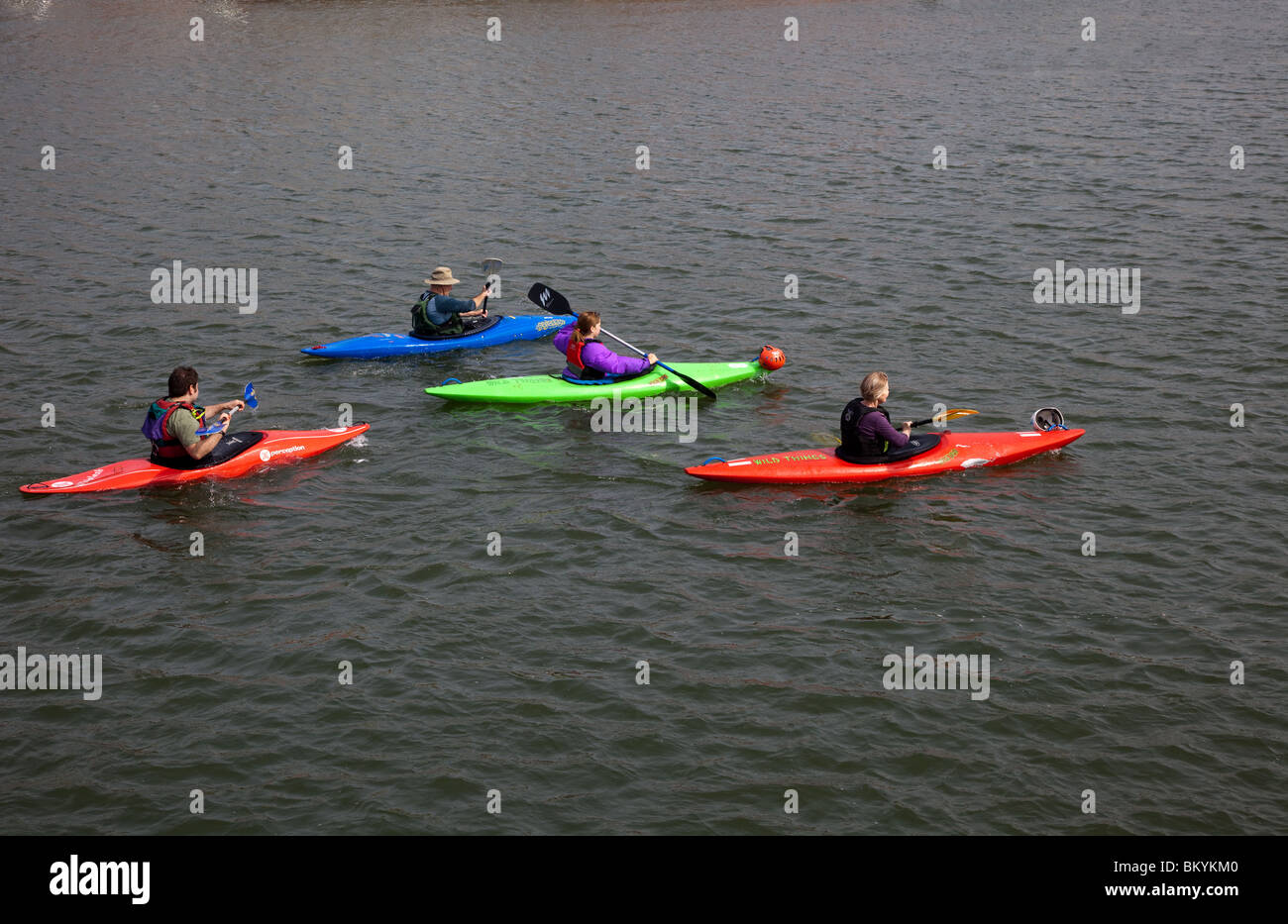 Cuatro Kayaks en Whitby Harbor, North Yorkshire, Reino Unido  Whitby Town North Yorkshire Foto de stock