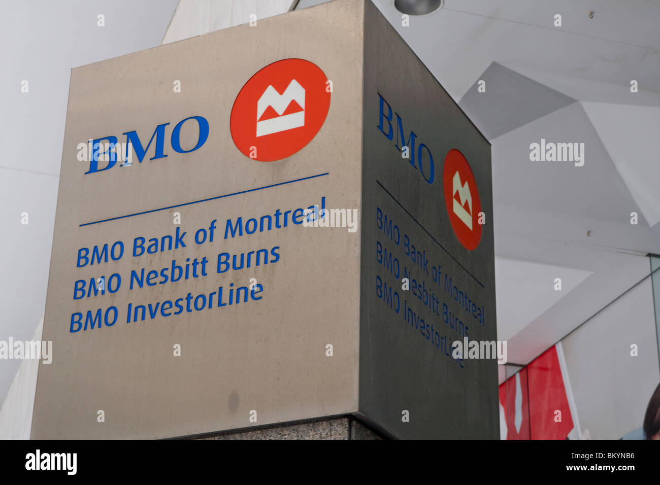 BMO logo es visto en el distrito financiero de Toronto Foto de stock