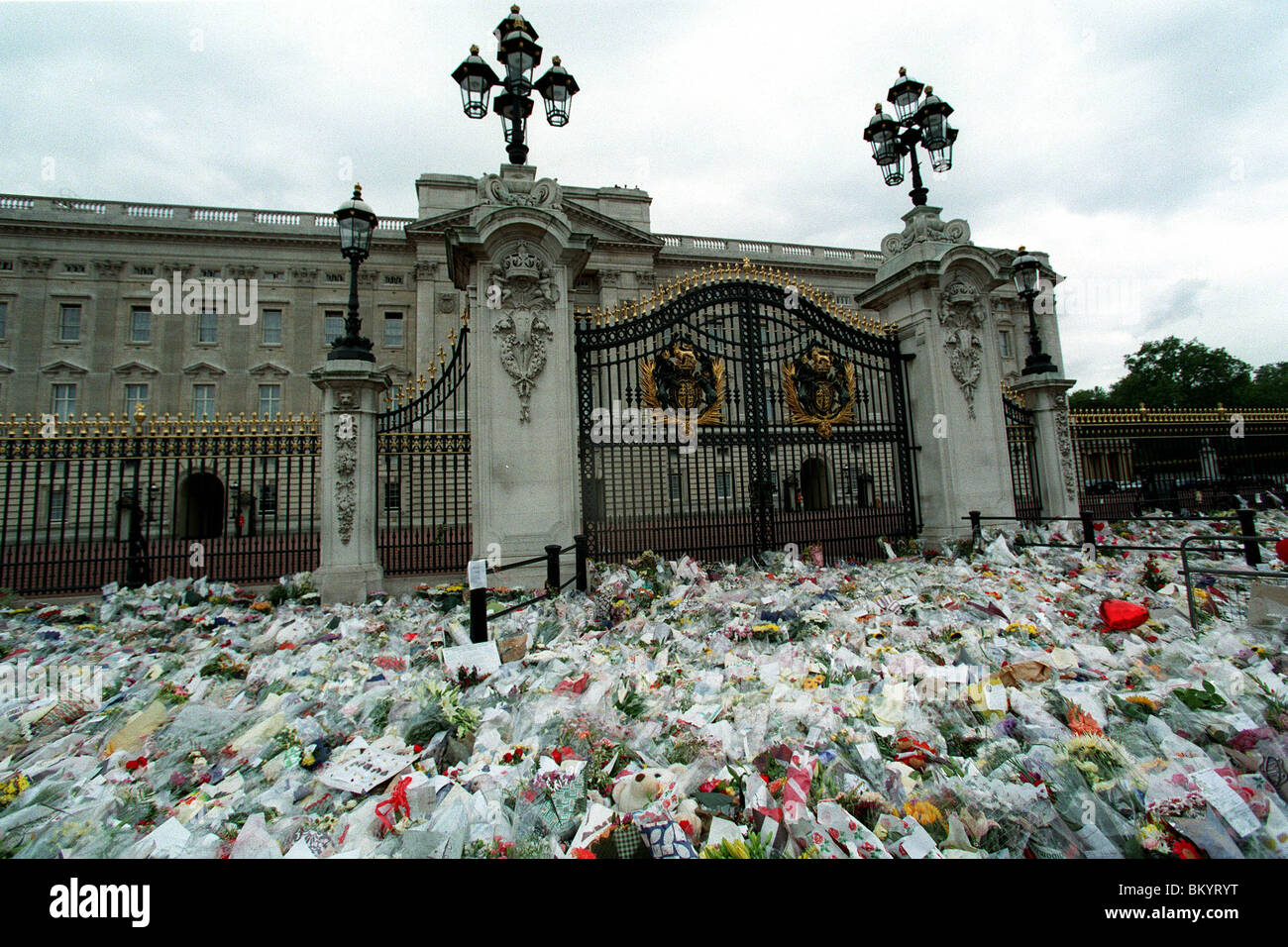 Homenajes florales a Diana fuera del Palacio de Buckingham el 14 de septiembre de 1997 Foto de stock
