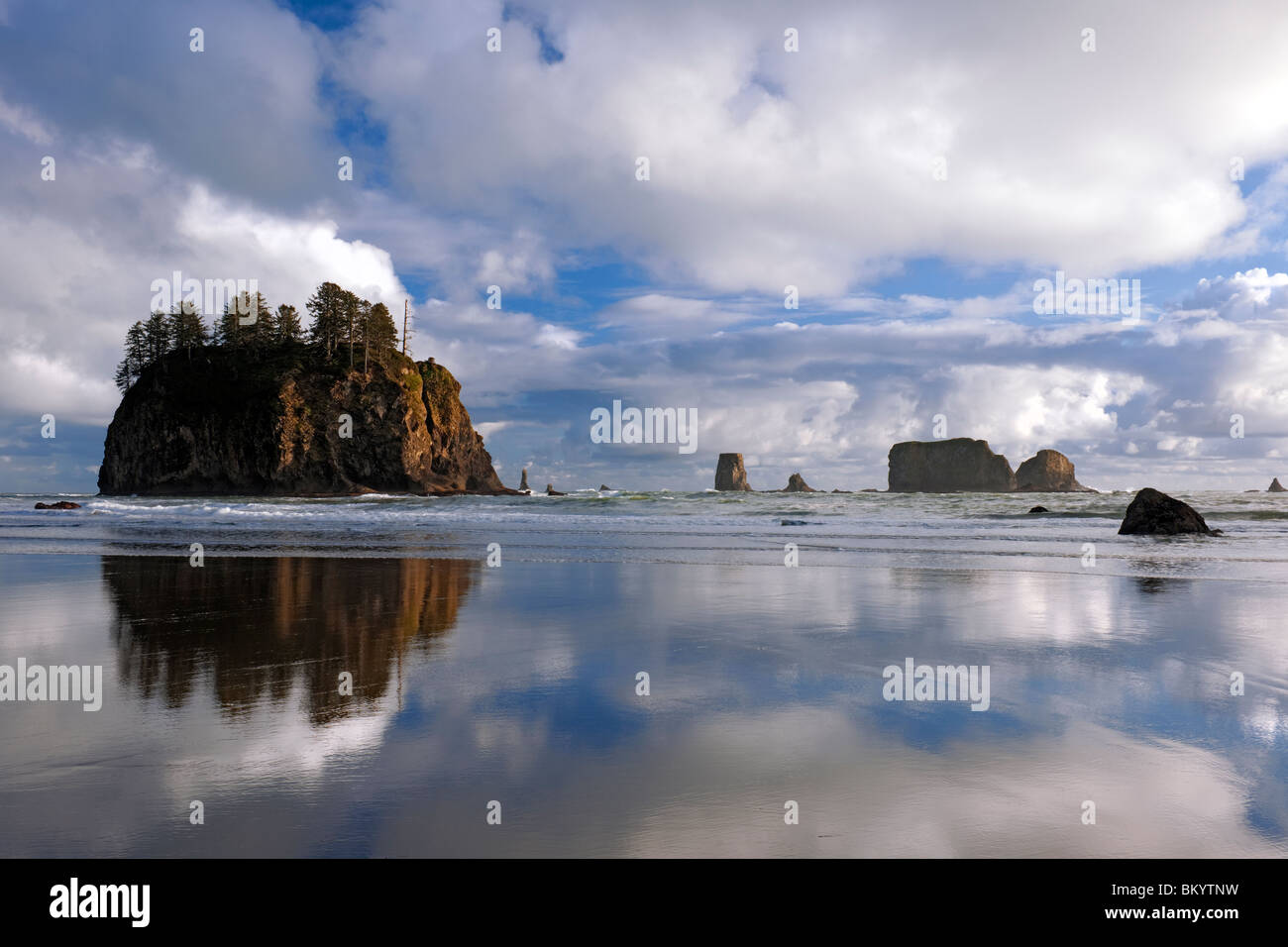 El llanto Lady Rock refleja en Washington la segunda playa con las agujas Quillayute offshore en el Parque Nacional Olímpico. Foto de stock