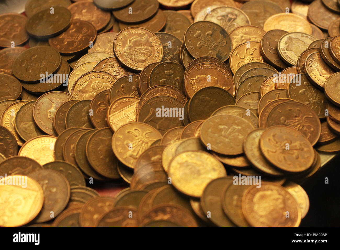 Dos peniques monedas en la máquina de diversiones. Foto de stock