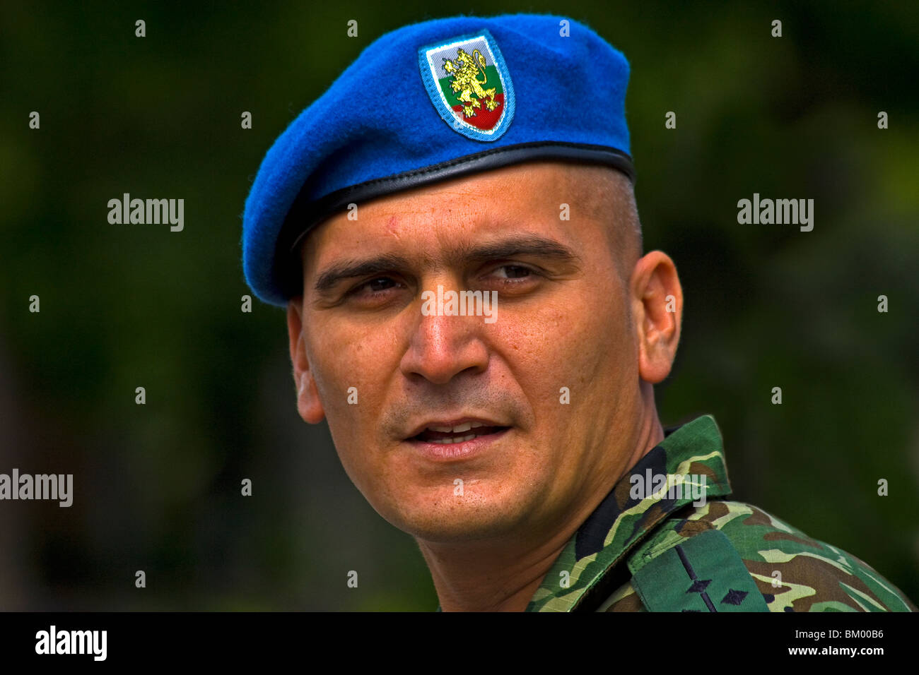 Boina azul búlgaro soldado de la OTAN durante el desfile Día del ejército el 6 de mayo en Sofía en Bulgaria Fotografía de stock - Alamy