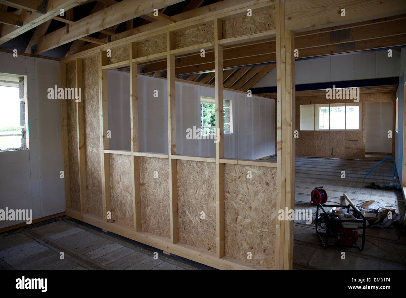 Stud pared divisoria en la construcción de marcos de madera Kettering UK Foto de stock