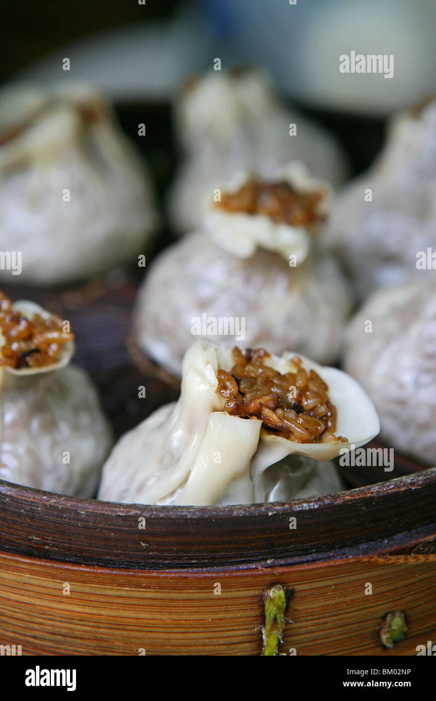 Dumpling, arroz al vapor, bollos, Baoizi Bambus-Daempfkorb im Foto de stock