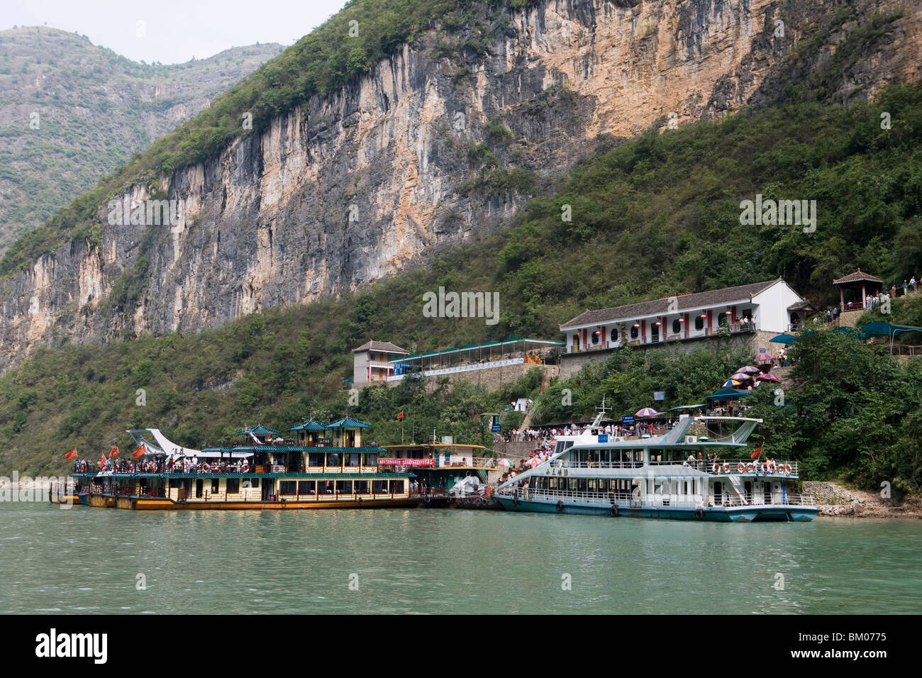 Los barcos turísticos en Dragon Gate Gorge, Río Daning menor Gorges, cerca de Wushan, China Foto de stock