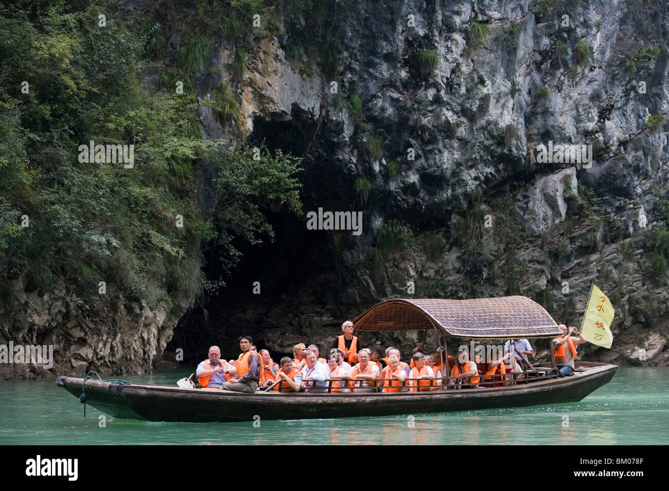 Excursión en barco en quebrada verde esmeralda, el Río Daning menor Gorges, cerca de Wushan, China Foto de stock