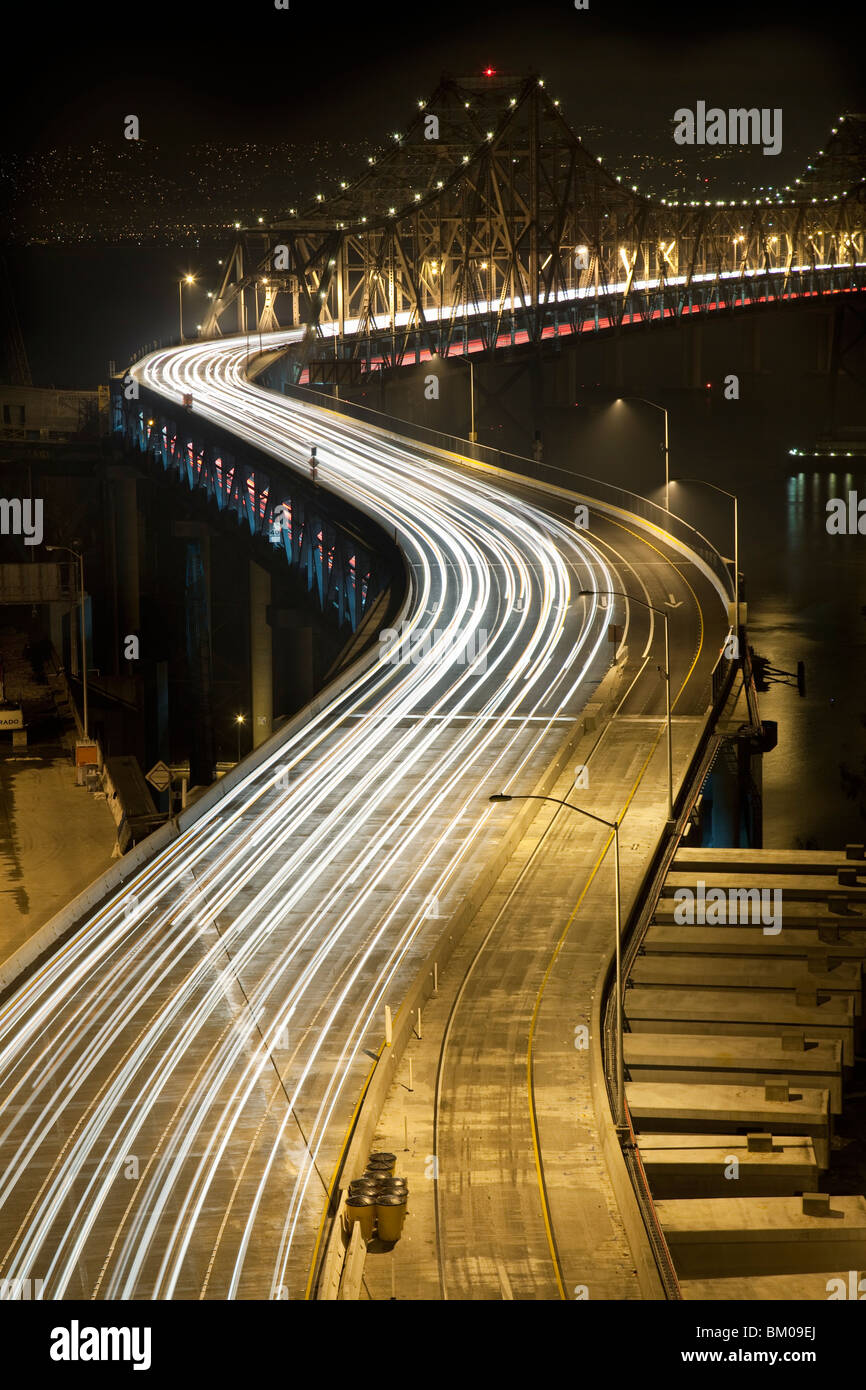 Vista del Puente de la Bahía Oakland en la noche con el tráfico Foto de stock