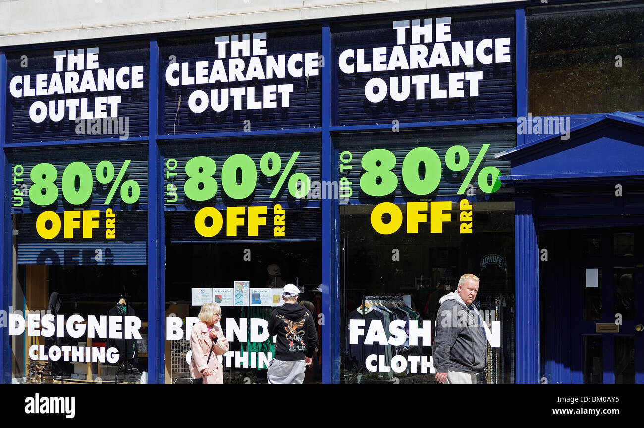 Una tienda de ropa de descuento en Plymouth, Devon, Reino Unido Foto de stock