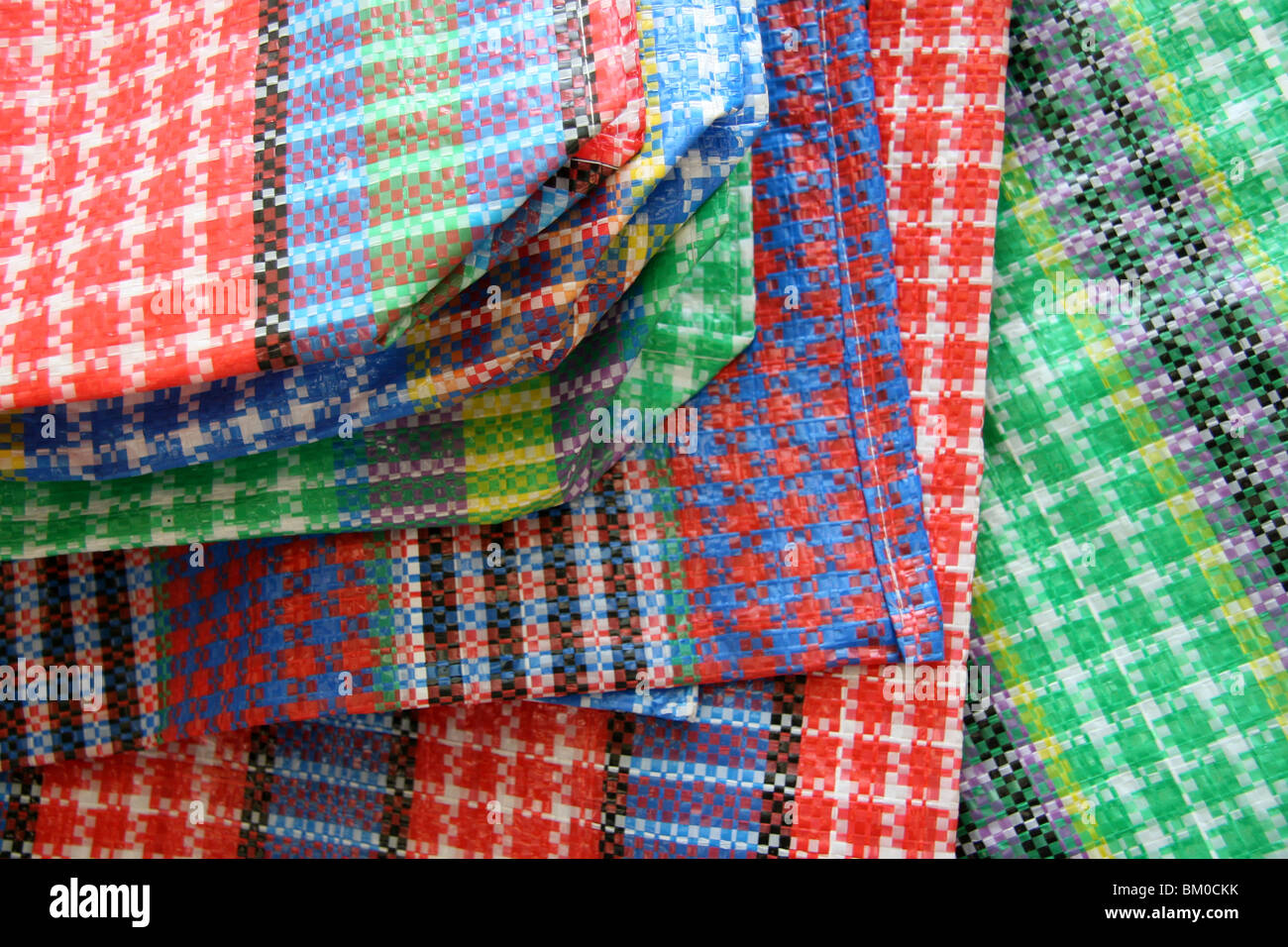 Una selección de las bolsas de plástico en un colorido mercado en Arequipa,  Perú Fotografía de stock - Alamy