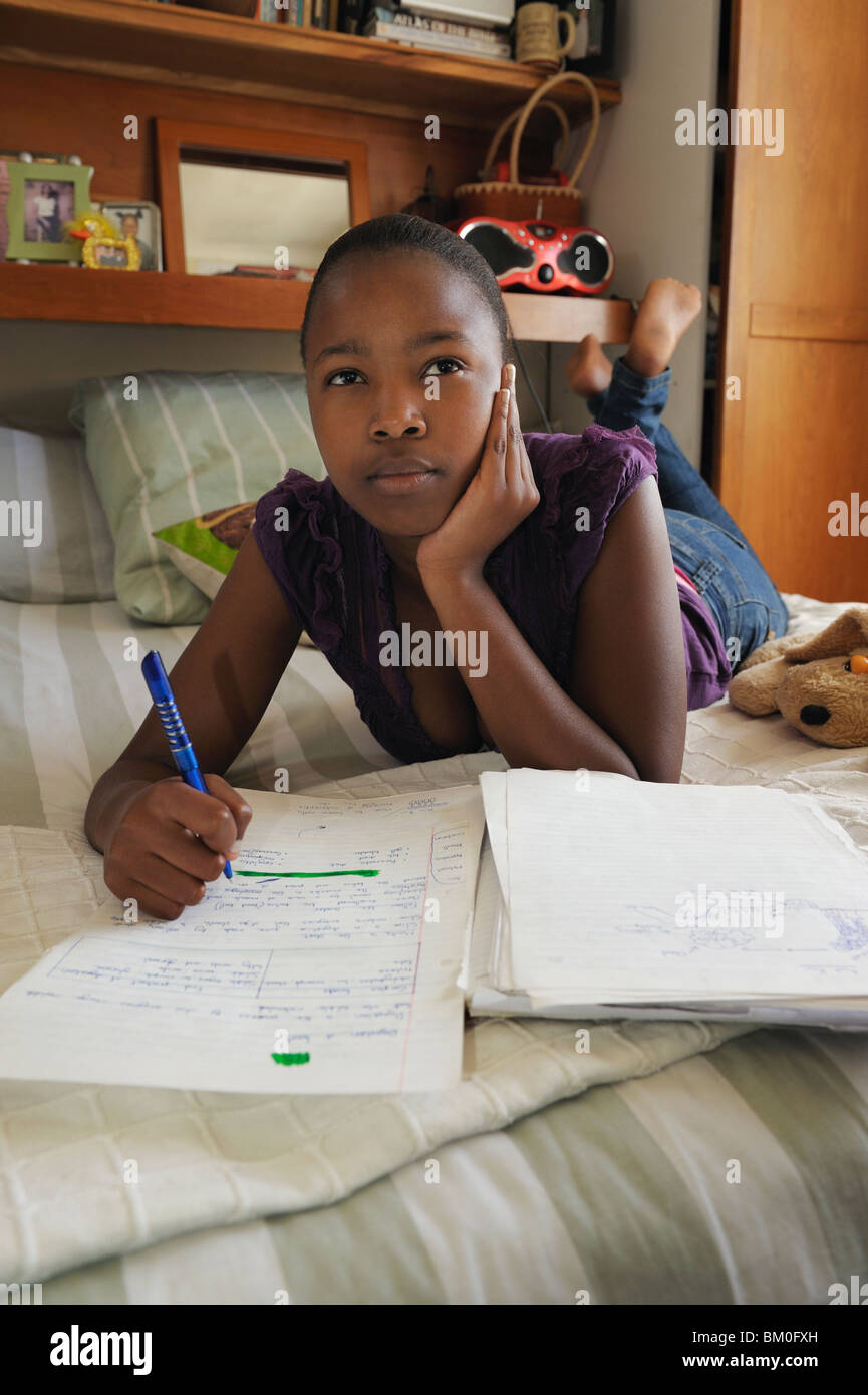 Adolescente (16-17) haciendo los deberes, Ciudad del Cabo, en la provincia de Western Cape, Sudáfrica Foto de stock