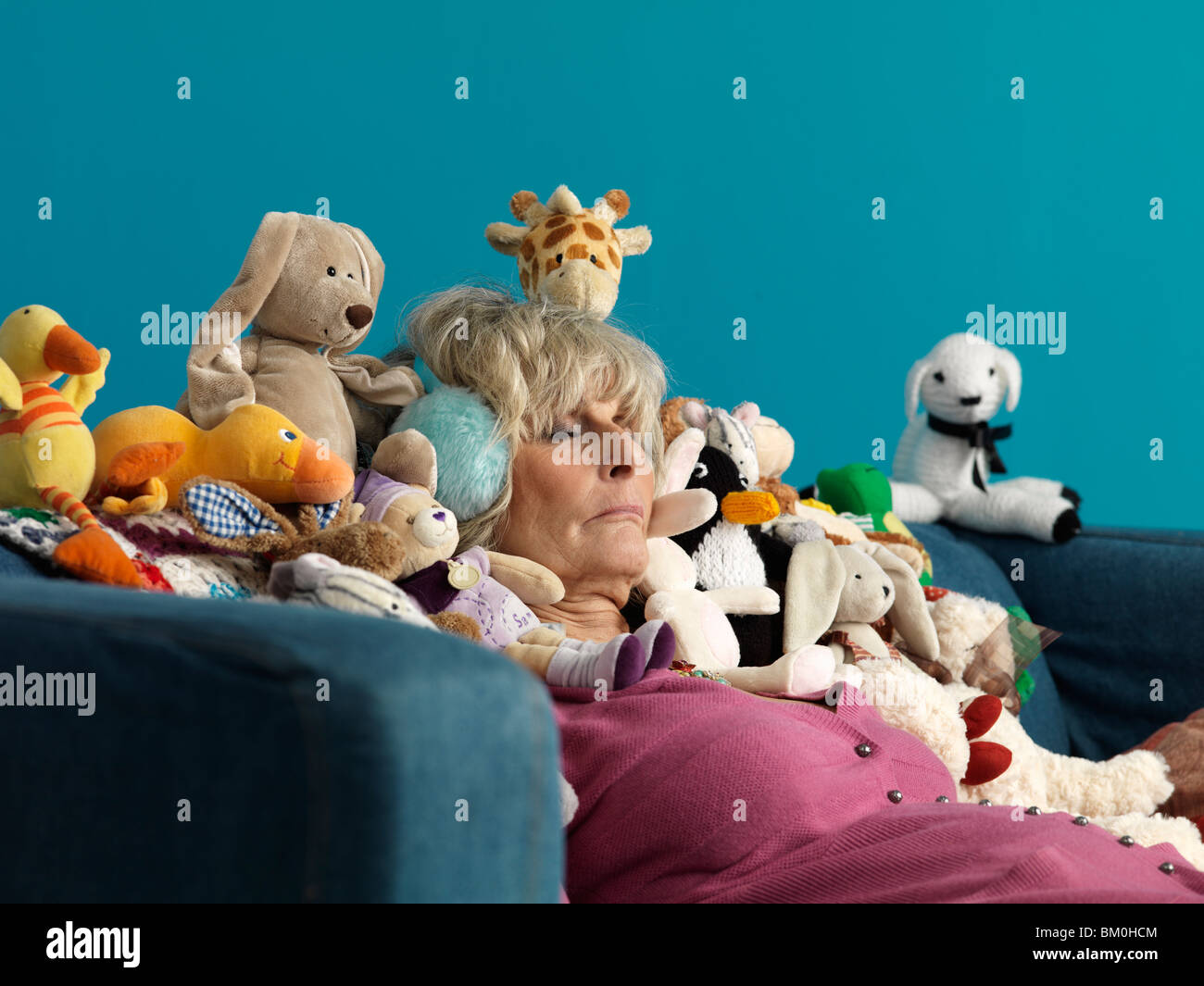 Mujer madura dormido rodeado de juguetes Fotografía de stock - Alamy
