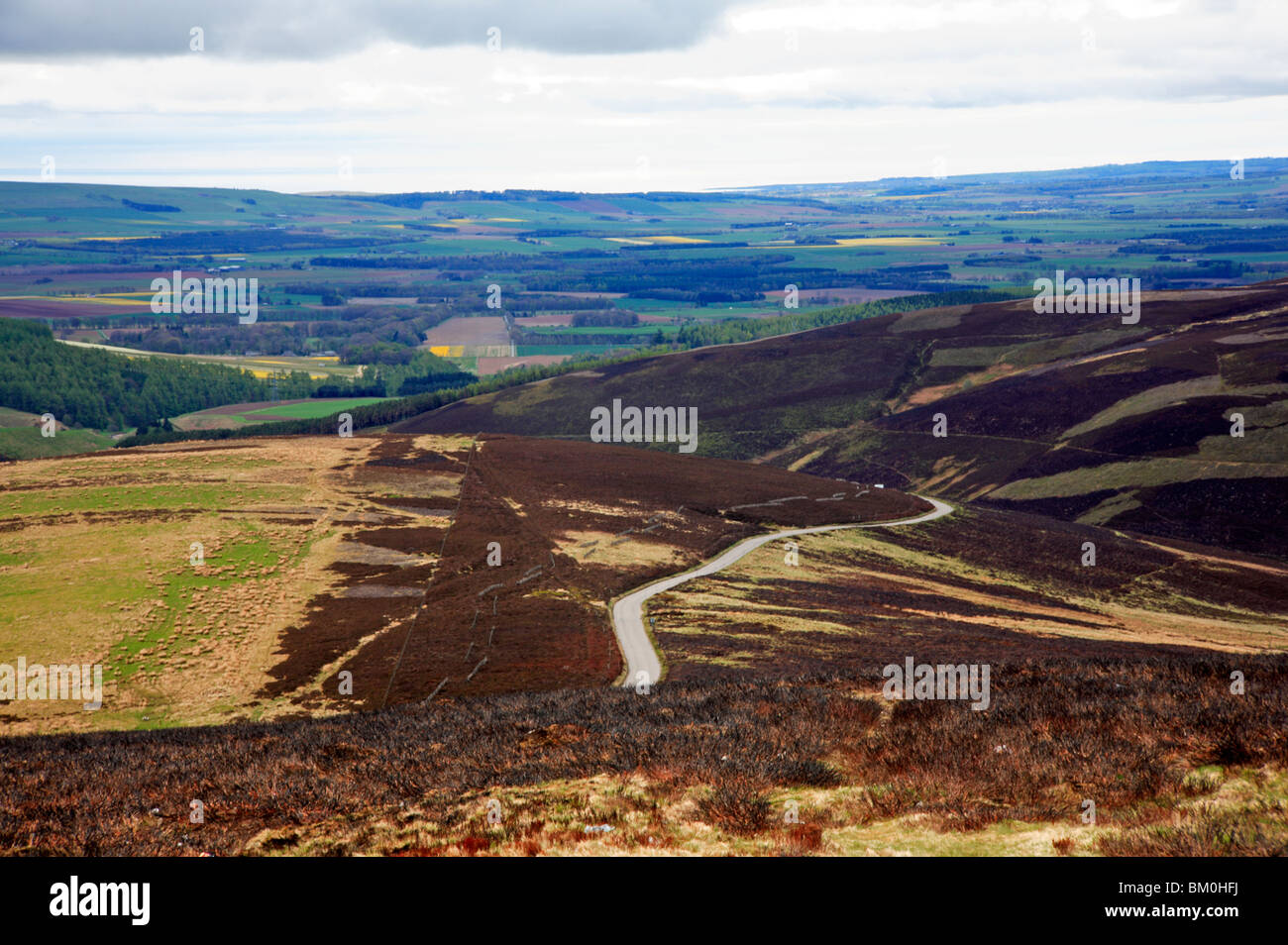 Mosaico horizontal y el B974 Antigua Carretera Militar visto desde el mojón O', Montaje en Aberdeenshire, Escocia, Reino Unido. Foto de stock