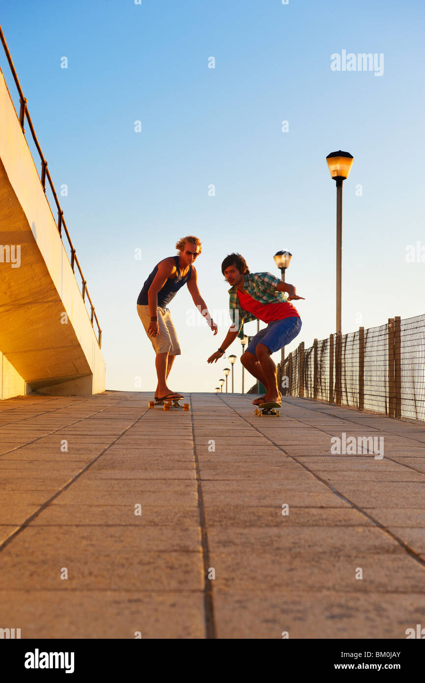 Los hombres jóvenes skateboarding Foto de stock