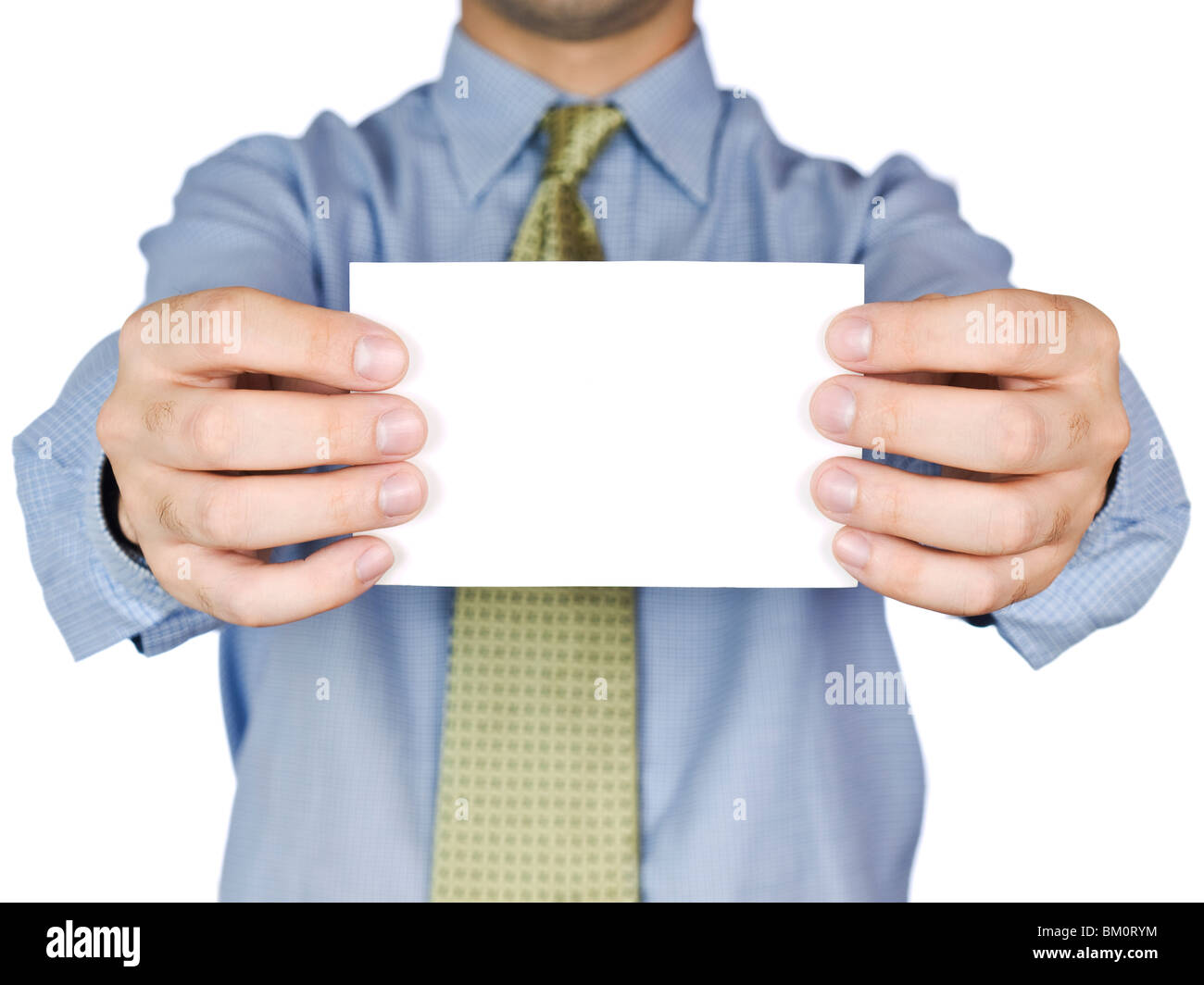 Hombre de negocios mantiene una tarjeta en blanco (centrándose en la tarjeta). Aislado en blanco. Foto de stock