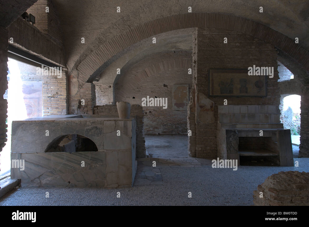 Ostia Antica, Roma. Los llamados Thermopolium, en el Caseggiato del Termopolio, en realidad una taberna del tercer siglo. Foto de stock