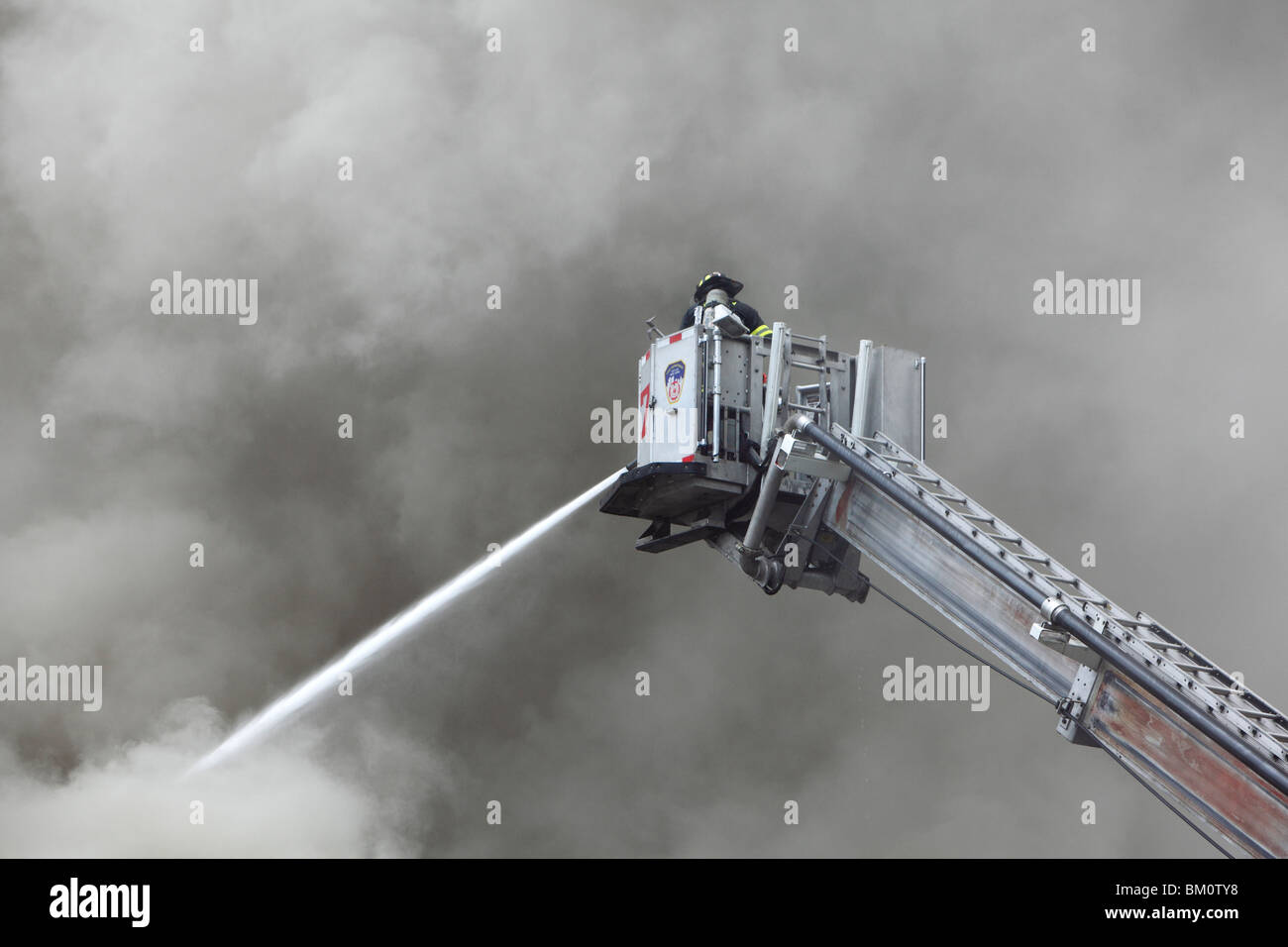 El bombero luchando con un humo Foto de stock