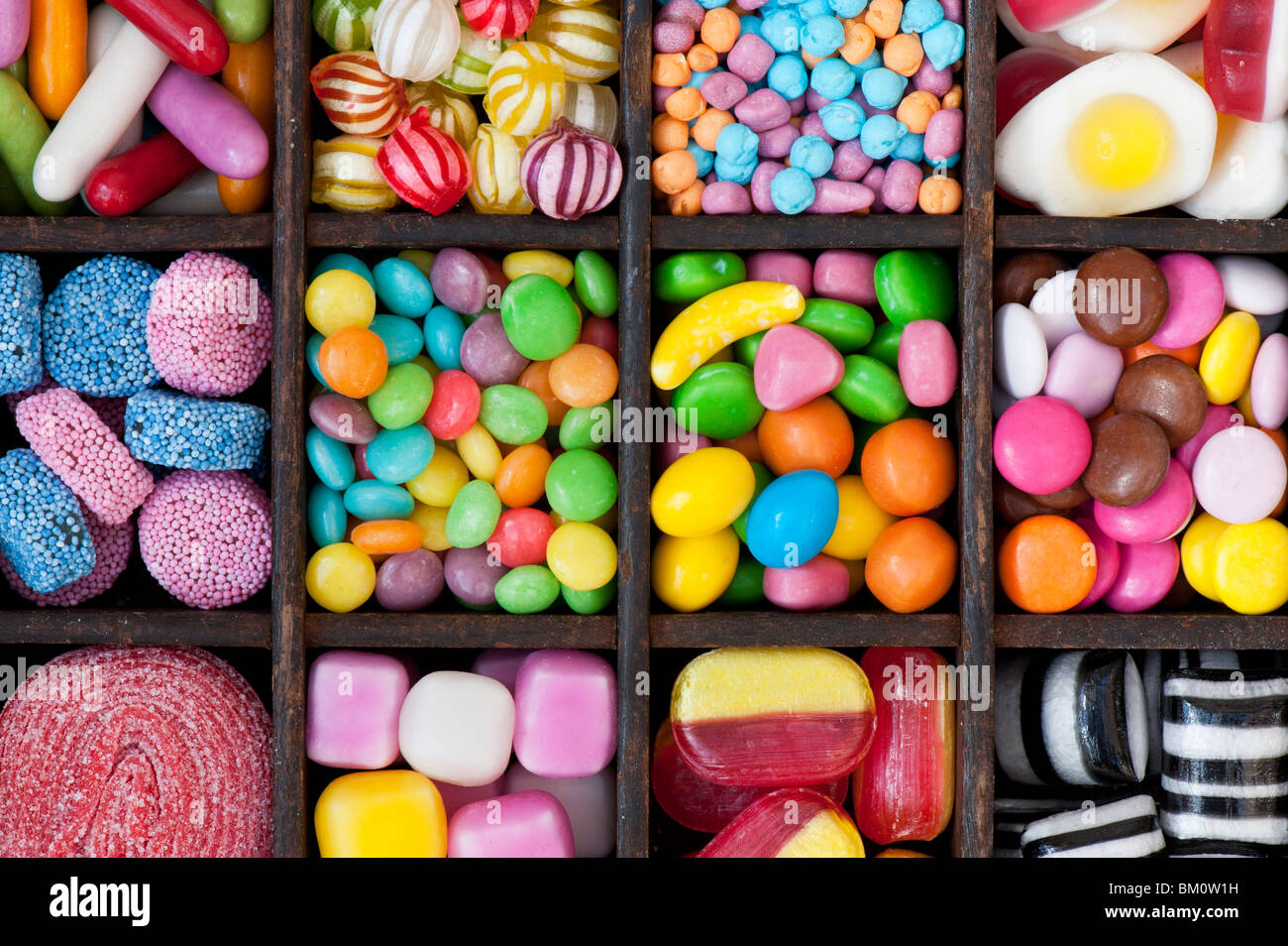 Colorido surtido de juegos dulces y golosinas en una bandeja de madera  Fotografía de stock - Alamy