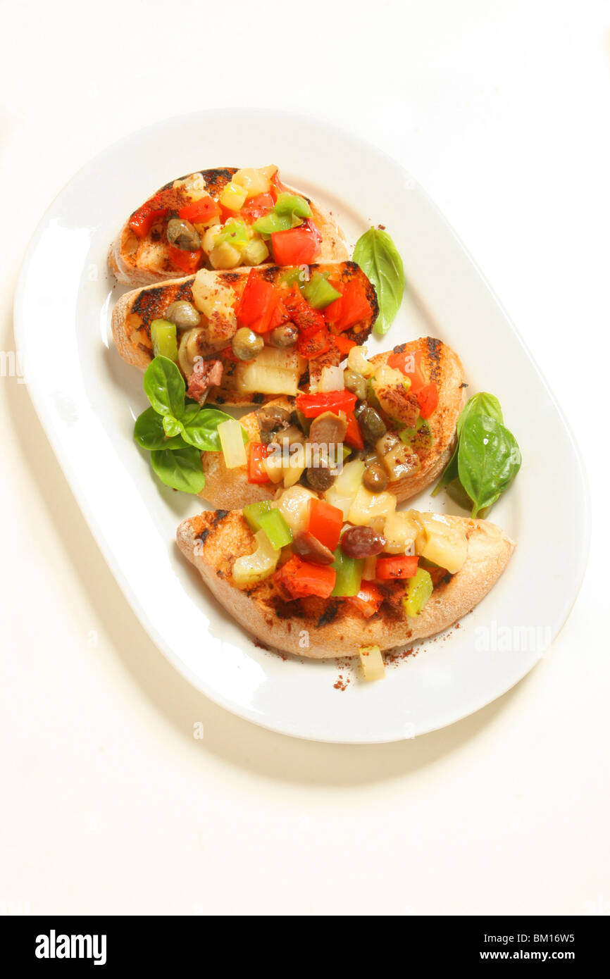 Caponata siciliana, plato hecho de berenjenas, apio, aceitunas, tomates, alcaparras sobre pan tostado, Italia, Europa Foto de stock
