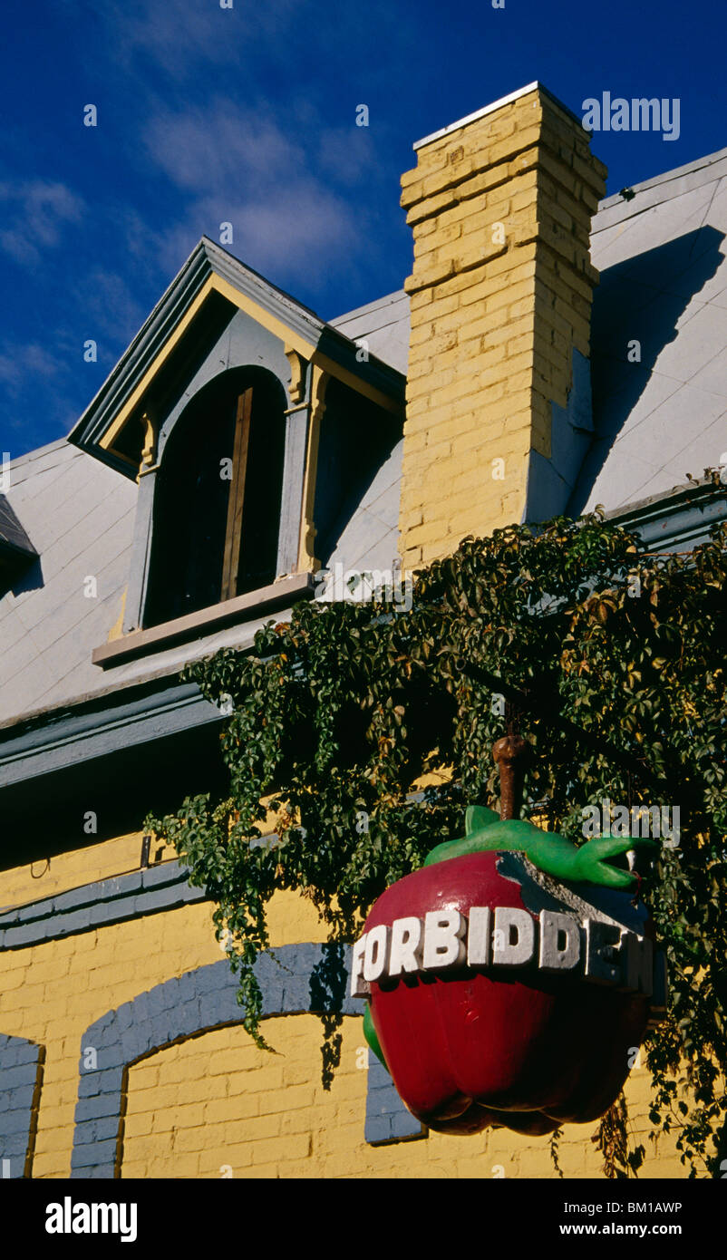 Escultura de la manzana prohibida en frente de una tienda, Forbidden Fruit, Austin, Texas, EE.UU. Foto de stock