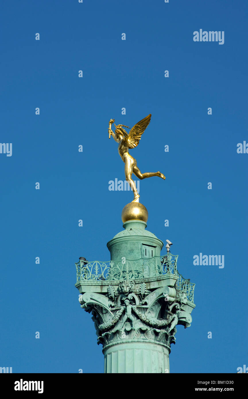 El genio de la estatua de Libertad en la parte superior del colon de Juillet en la Place de la Bastille, París, Francia, Europa Foto de stock
