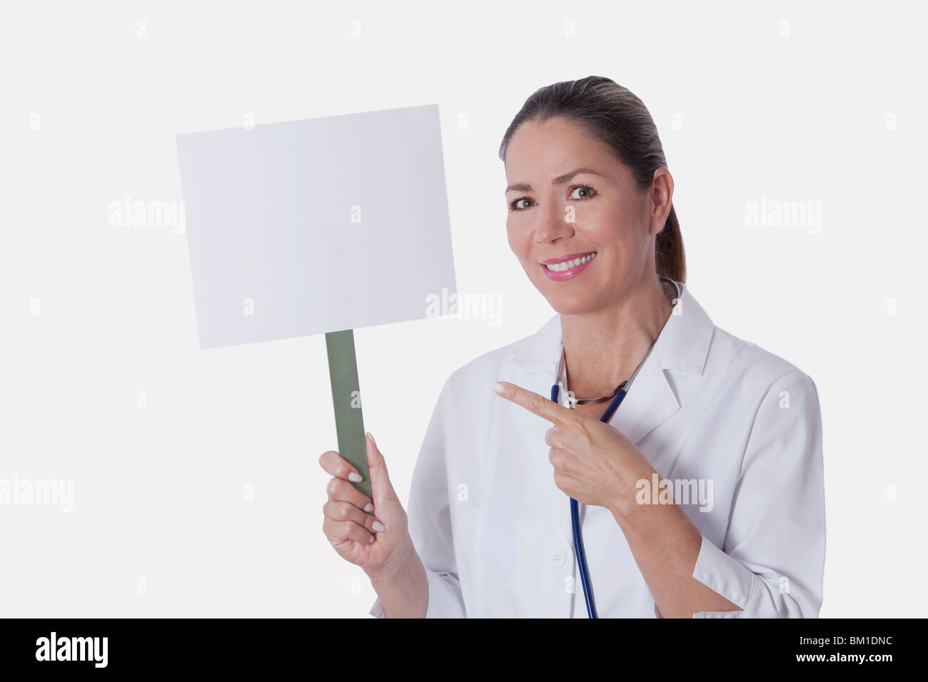 Doctora sosteniendo un cartel en blanco Foto de stock
