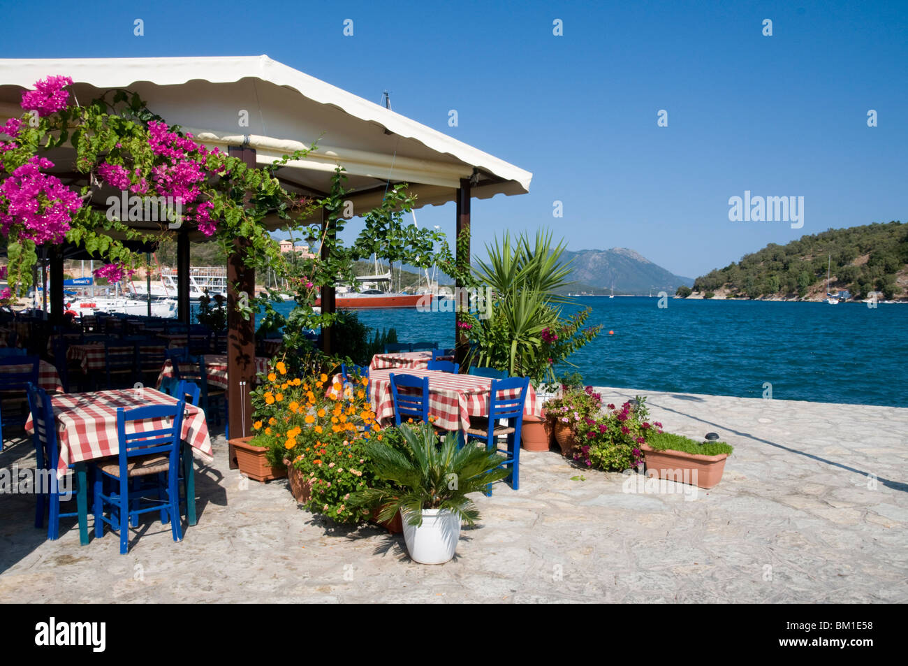 Taverna, Vathi, Meganisi € ™, las Islas Jónicas, Las Islas Griegas, Grecia, Europa Foto de stock