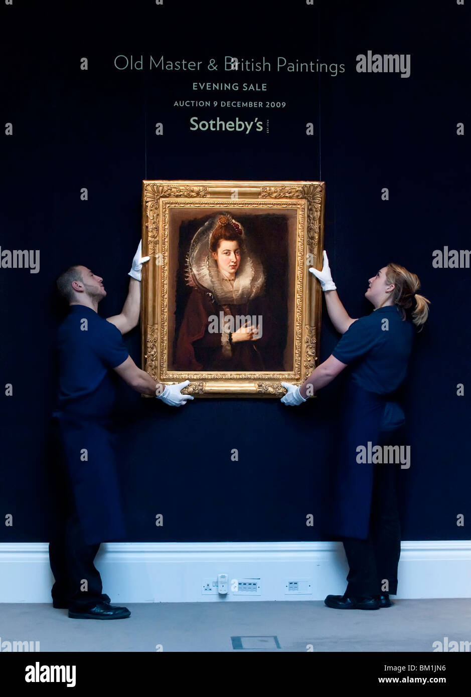Los empleados de Sotheby's en frente de Sir Peter Paul Rubens pintura "Retrato de una joven mujer" Foto de stock