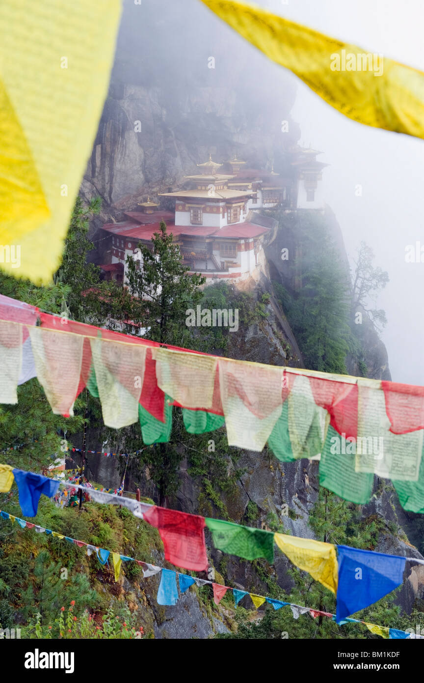 Banderas de oración en los Tigres anidan (Taktsang Goemba), valle de Paro, Bhután, Asia Foto de stock