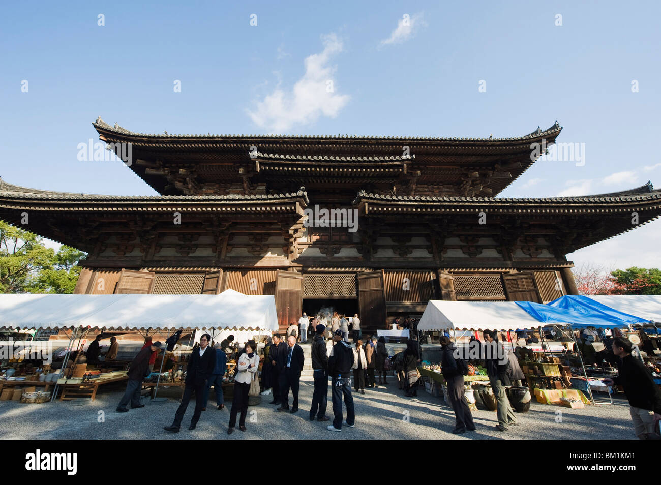 A ji (templo Toji) que datan de 794, y el mercado mensual, Kyoto, Japón, Asia Foto de stock