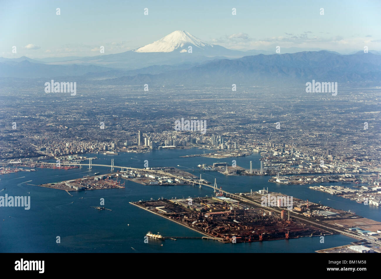 Vista aérea de la ciudad de Yokohama y el Monte Fuji, Prefectura de Shizuoka, Japón, Asia Foto de stock