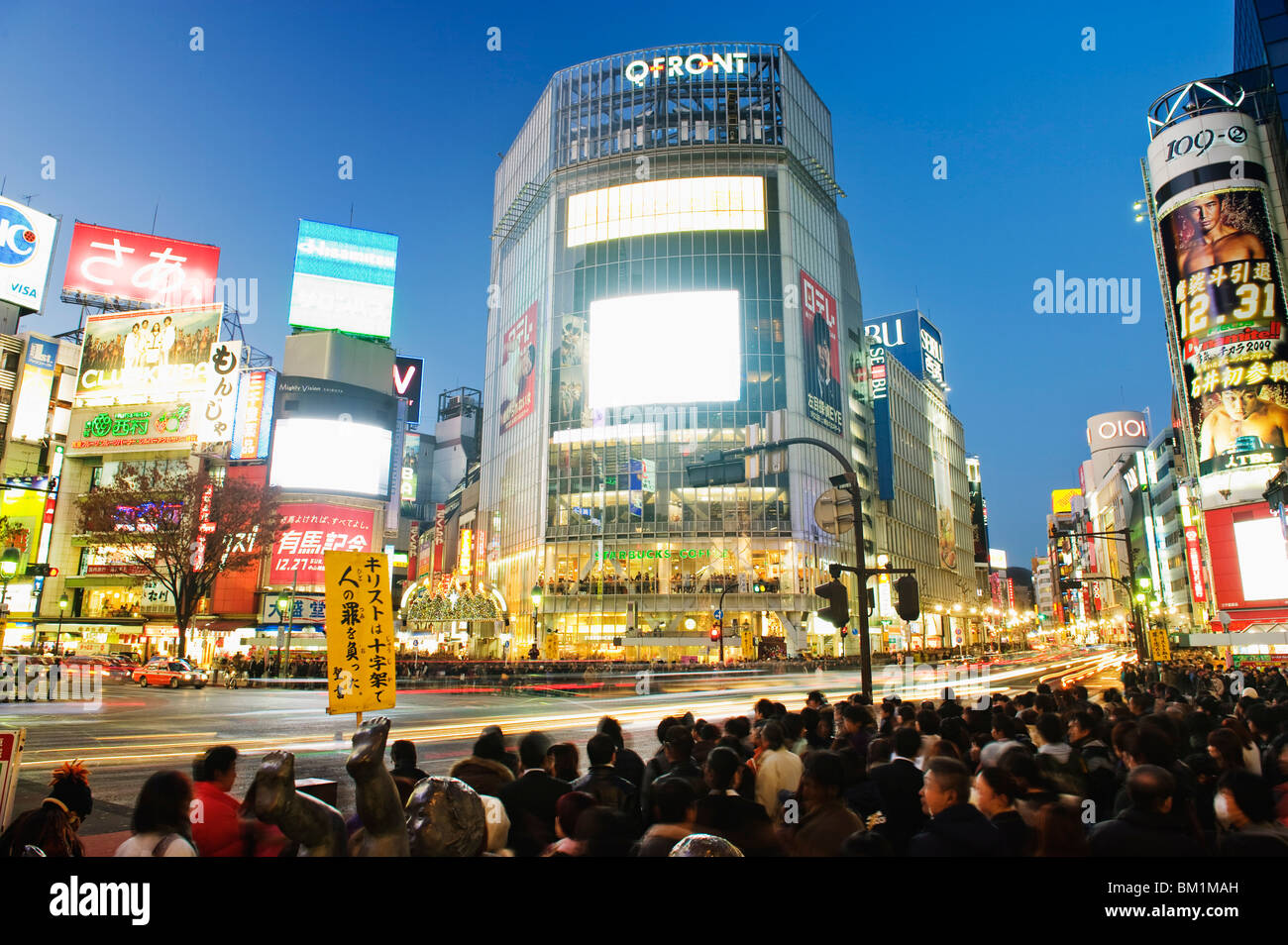 Luces de la noche en el cruce Shibuya, el distrito de Shibuya, Tokio, Japón, Asia Foto de stock
