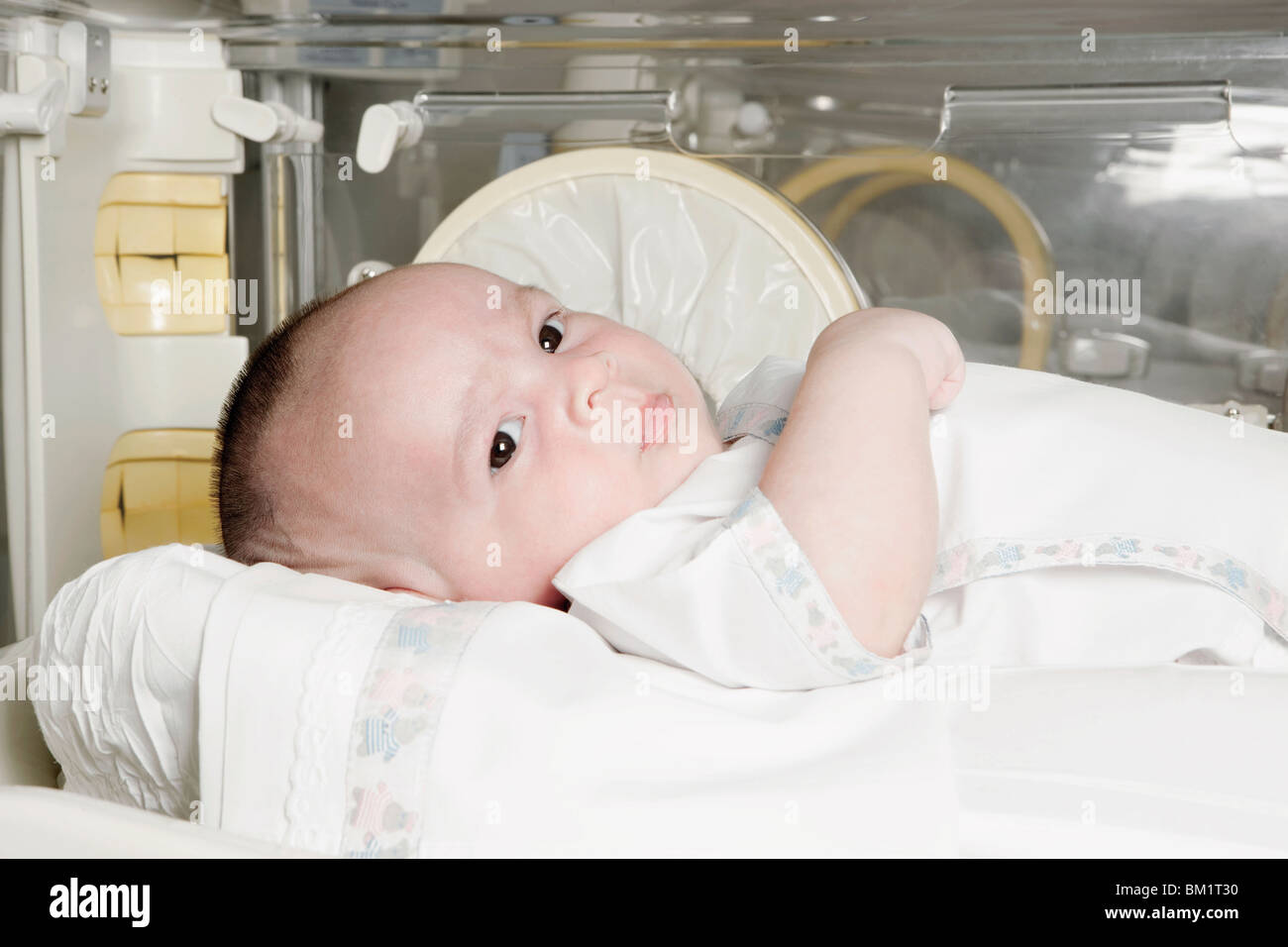 Bebé Recién Nacido Conseguir La Terapia De Luz En La Incubadora De Bebés  Fotos, retratos, imágenes y fotografía de archivo libres de derecho. Image  56615900