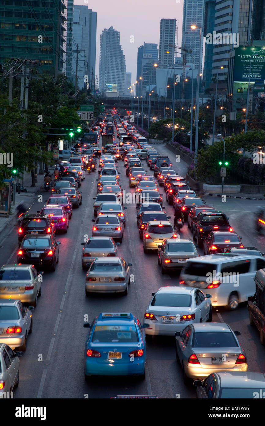 Por la noche las horas punta de tráfico en el Sathon Road en Bangkok. Foto de stock
