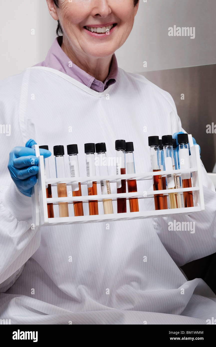 Doctora la celebración de muestras médicas en un laboratorio Foto de stock