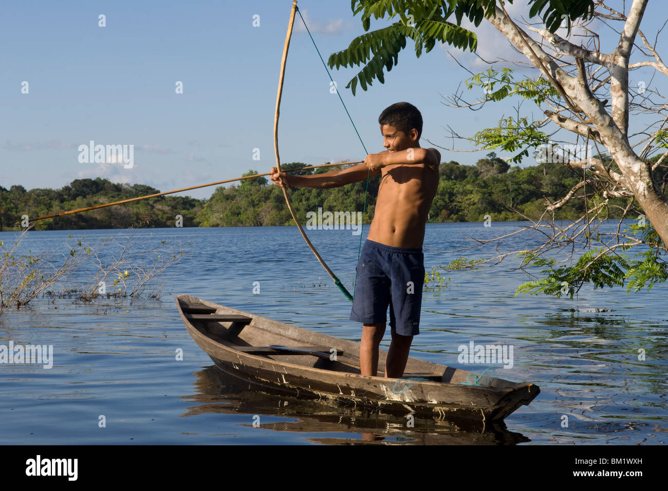 Boy a pescar a un lago con un arco y una flecha, Lago Miwa, Amazonas,  Brasil Fotografía de stock - Alamy