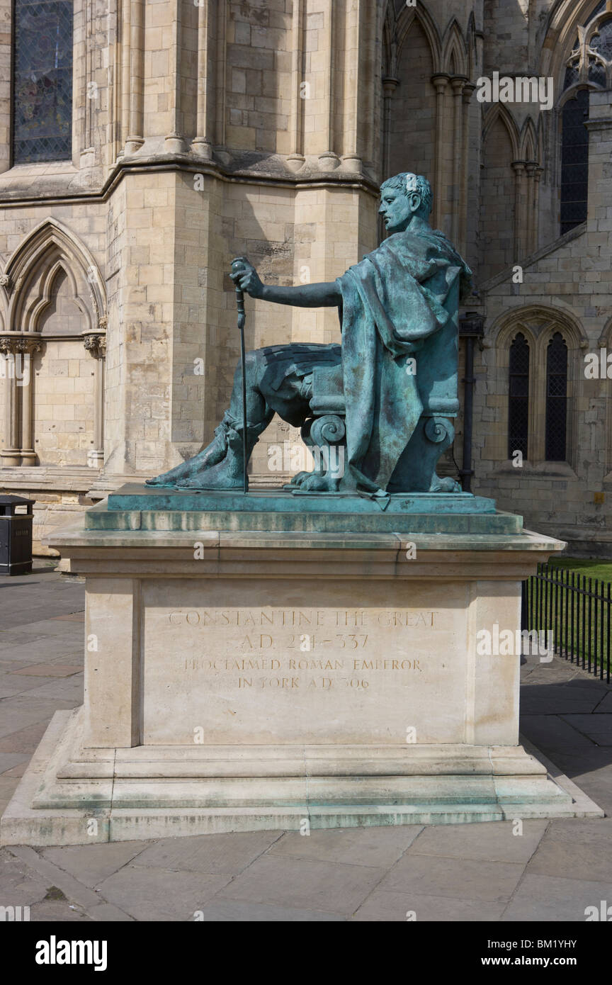 Estatua de Constantino el Grande fuera de la Catedral de York, York