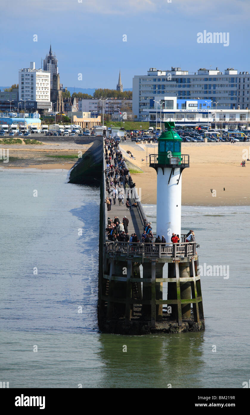 Puerto de Calais - pesca y paseos en el muelle. Foto de stock