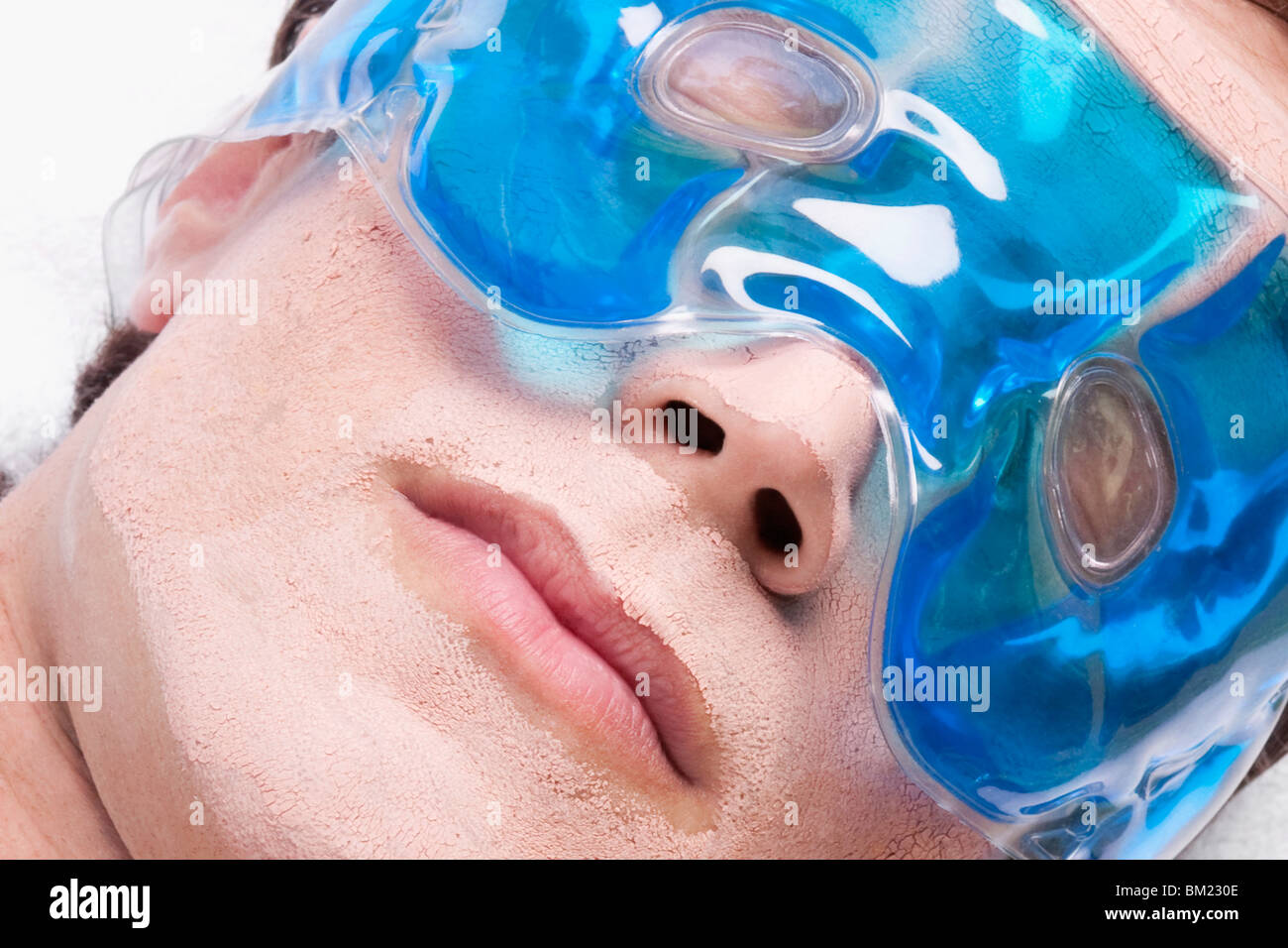 Hombre vestido con máscara de ojo Foto de stock