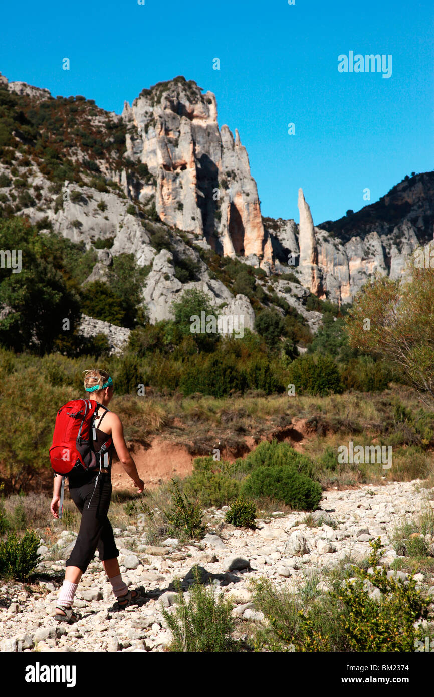 Mujer senderismo en el Barranco Mascun, en Europa uno de los más populares destinos de canyoning, Sierra de Guara, Aragón, España Foto de stock