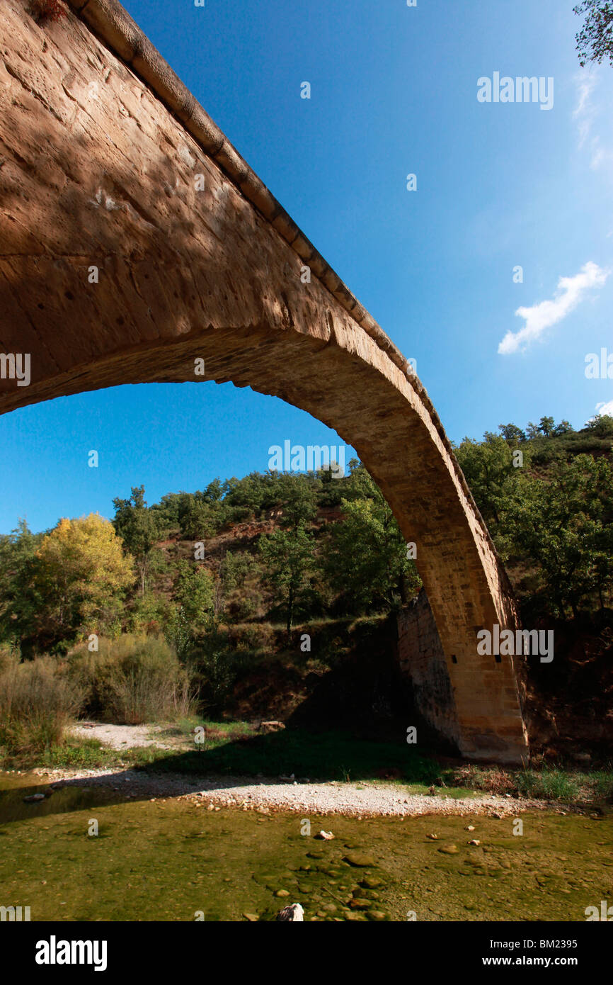 La tradición medieval packhorse puente cerca de Barbastro, al sur de la Sierra de Guara, Aragón, España, Europa Foto de stock