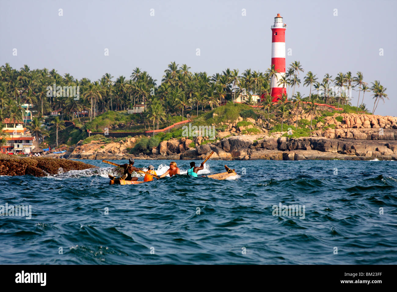 Los turistas en un barco, Kovalam, Trivandrum, Kerala, India Foto de stock