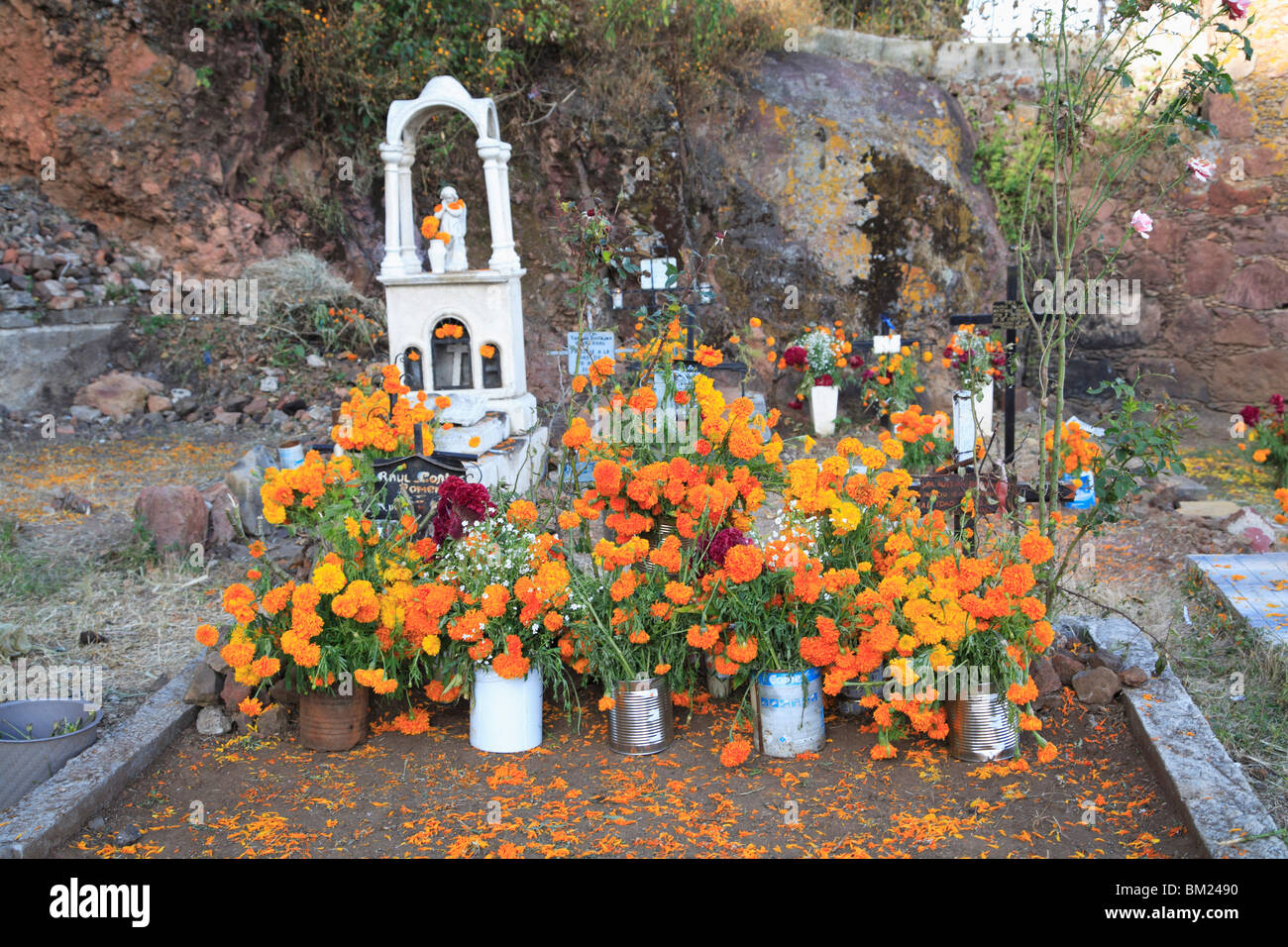 Decoradas tumbas, Cementerio, la isla Janitzio, el Día de los Muertos, el lago de Pátzcuaro