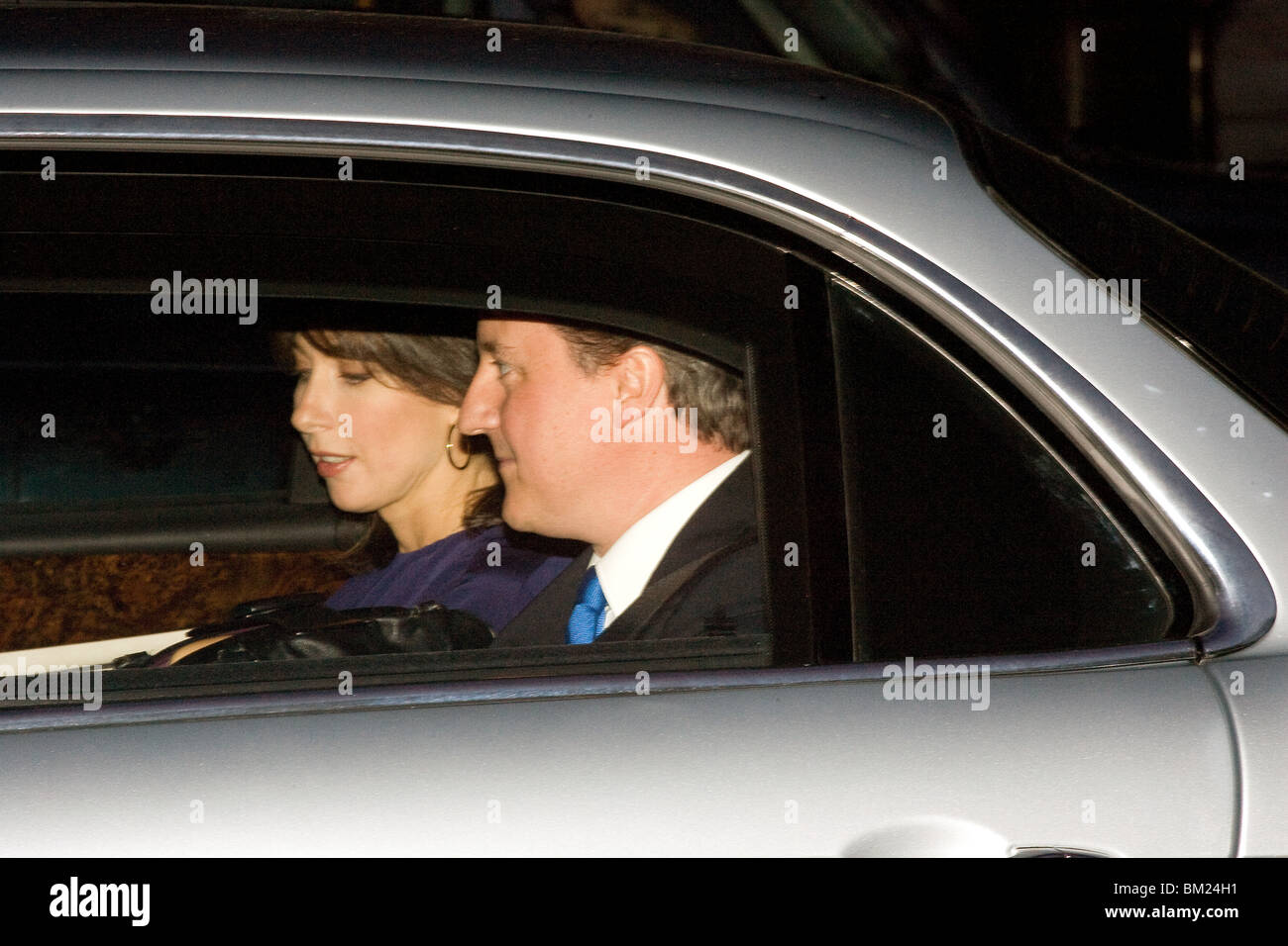 David Cameron y Samantha Cameron venir lejos del Palacio de Buckingham después David Cameron se convirtió oficialmente en el Primer Ministro Británico Foto de stock