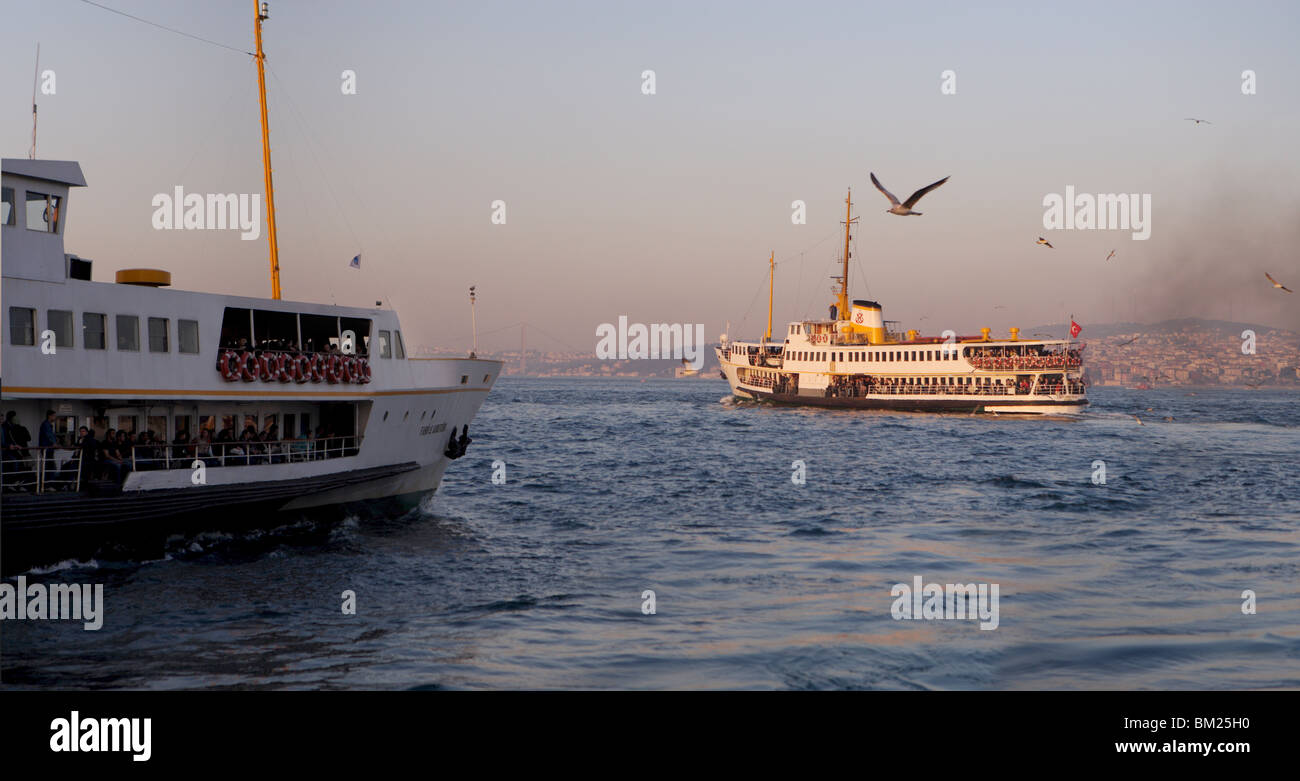 Los ferries salen de Estambul, Turquía, Europa Foto de stock