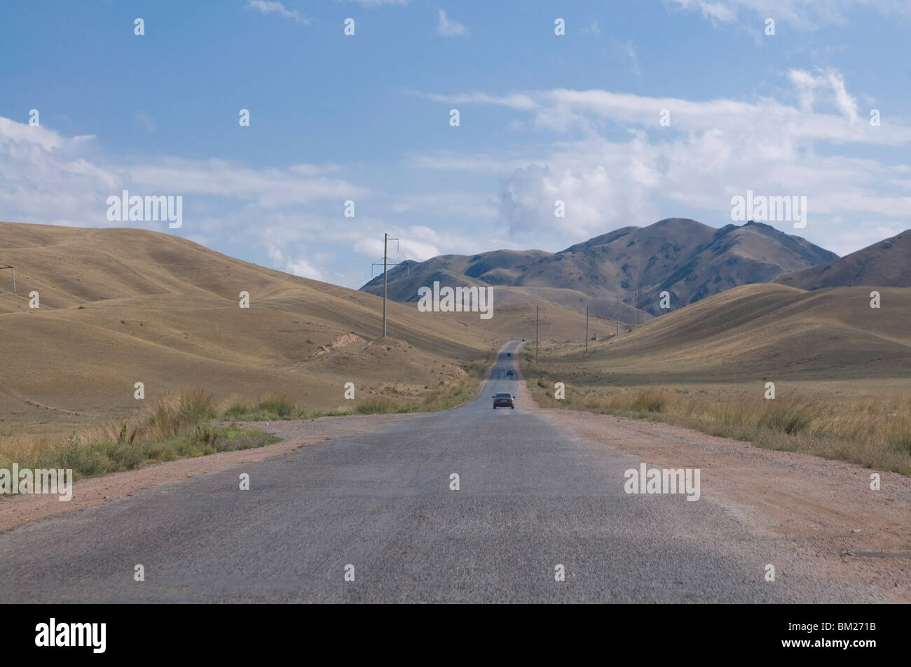 Carretera que conduce a las montañas Tian Shan, Kirguistán, Asia Central Foto de stock