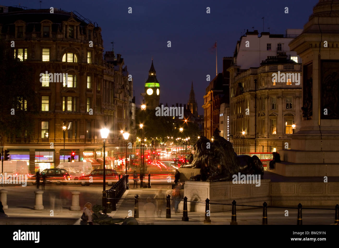 Big Ben y Whitehall desde Trafalgar Square, Londres, Reino Unido. Foto de stock