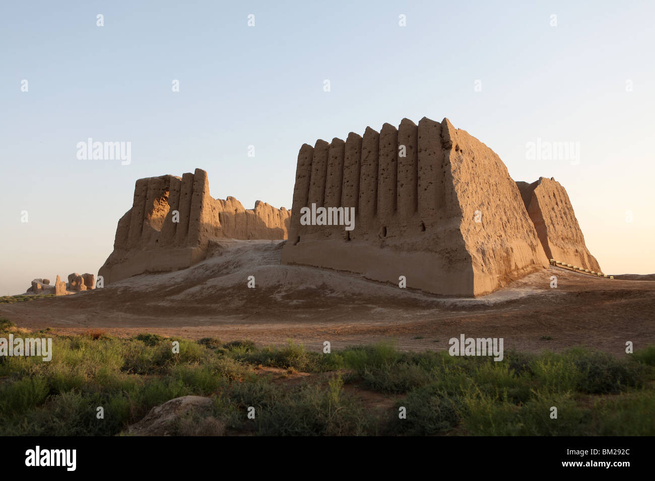 Ruinas de gran o grandes Kyz Kala Palace en el antiguo camino de la seda ciudad de Merv ( María ) en Turkmenistán. Foto de stock