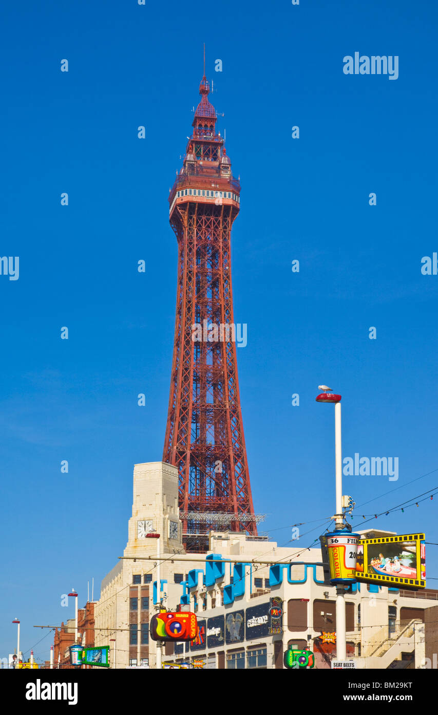 La torre de Blackpool y iluminaciones durante el día, Blackpool, Lancashire, UK Foto de stock