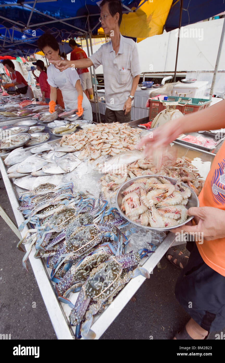 Descarga de pescado, Bangsar mercado dominical, Kuala Lumpur, Malasia, Sudeste de Asia Foto de stock