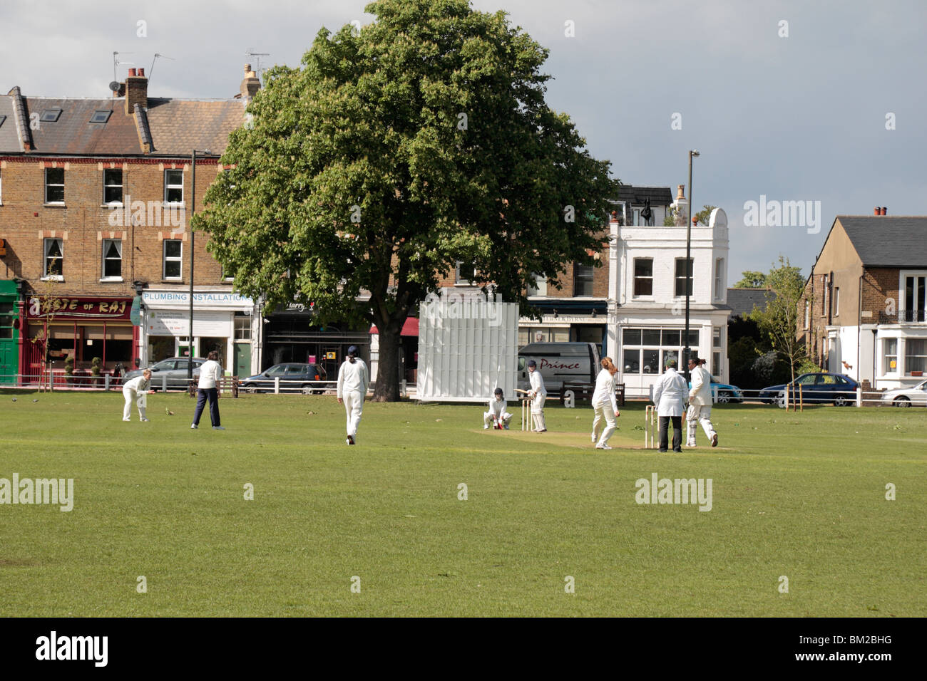 Las mujeres cricketers jugando en Twickenham verde, Richmond Upon Thames, Reino Unido. Foto de stock